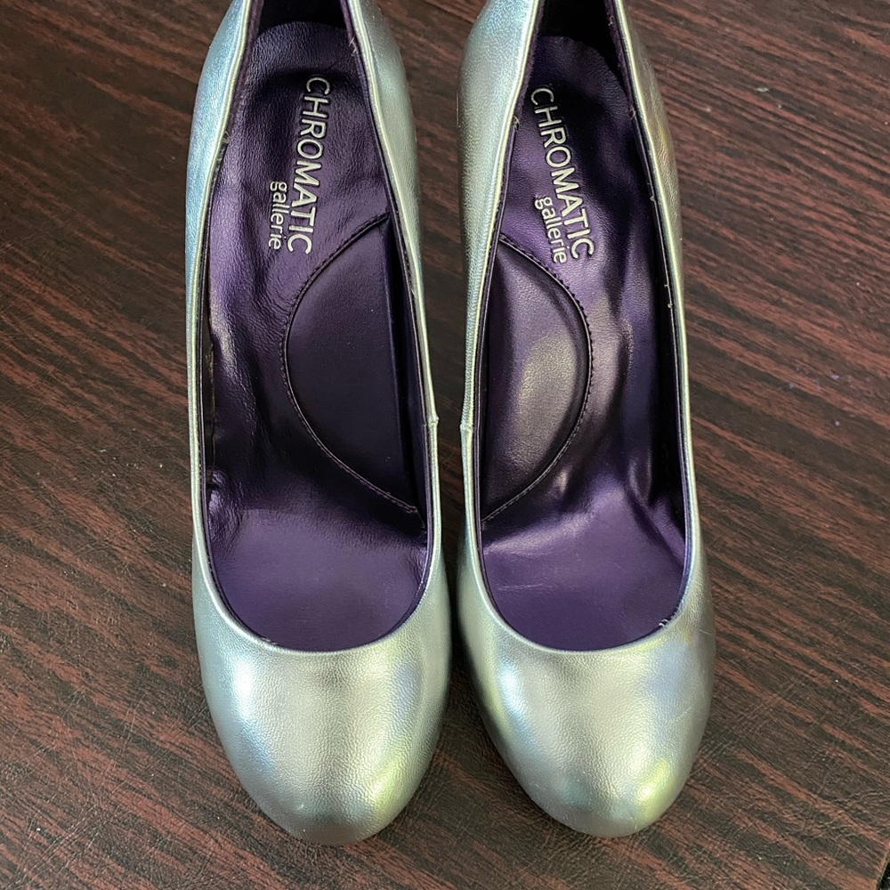 Great looking silver shoes with 3 1/2” heel